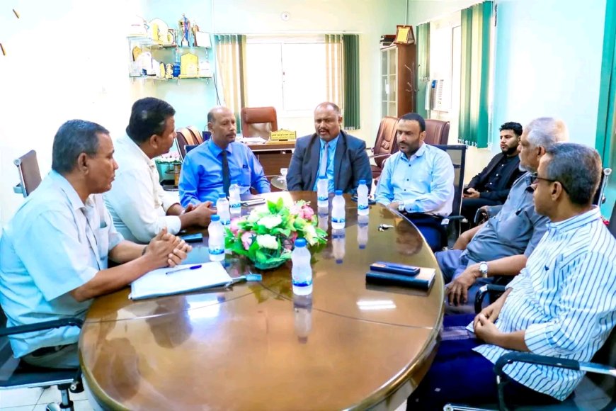 مدير عام المكلا يناقش مع صحة ساحل حضرموت تعزيز الشراكة وتطوير التحصيل الإيرادي 1