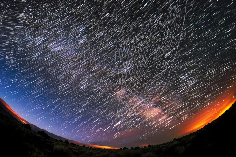 ستارلينك تملأ السماء: إنترنت عالمي سريع أم تهديد لعلوم الفضاء؟ 1