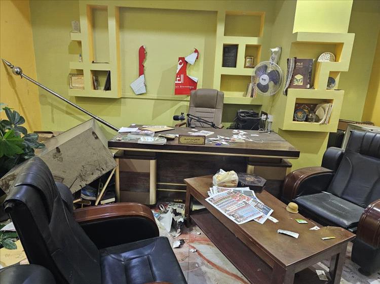 تصعيد خطير ضد الصحافة في عدن.. مسلحون يقتحمون مقر صحيفة عدن الغد 1