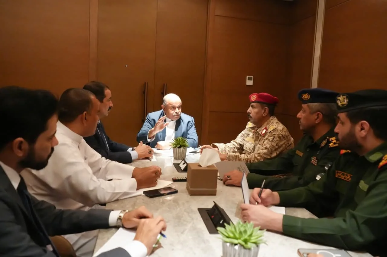 عضو مجلس القيادة محافظ حضرموت يترأس اجتماعا أمنيا وعسكريا بحضور وزير الداخلية وقيادات أمنية وعسكرية 1