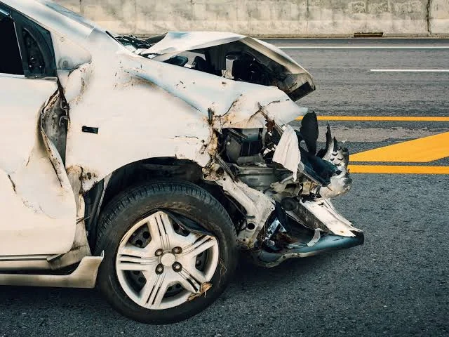 سلسلة حوادث مرورية تسفر عن وفاة وإصابة 16 شخص 1