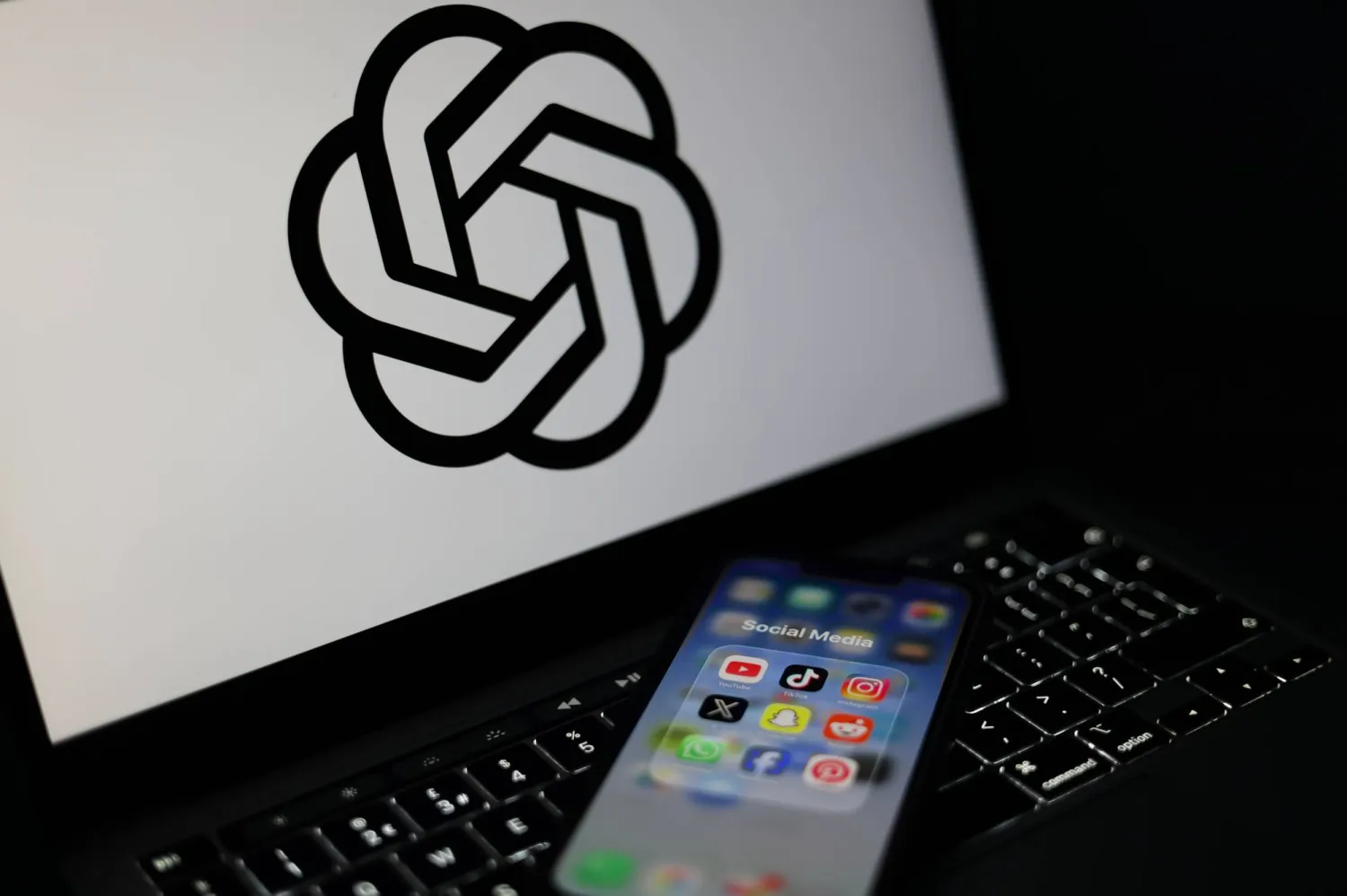 دراسة تكشف: الاعتماد المفرط على تطبيقات محادثة الذكاء الاصطناعي مرتبط بارتفاع معدلات الاكتئاب 1