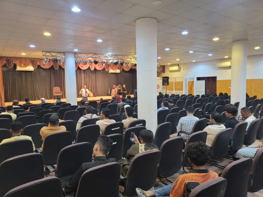 بعروض فنية لافتة.. سيئون تشهد مسرحاً غنائيًا يجسد هموم المبدعين الشباب