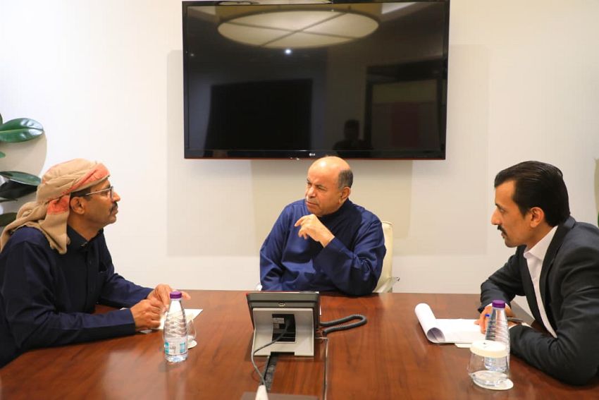 عضو مجلس القيادة الرئاسي سالم الخنبشي يؤكد أهمية التنسيق بين السلطات المحلية ووزارة النفط 1