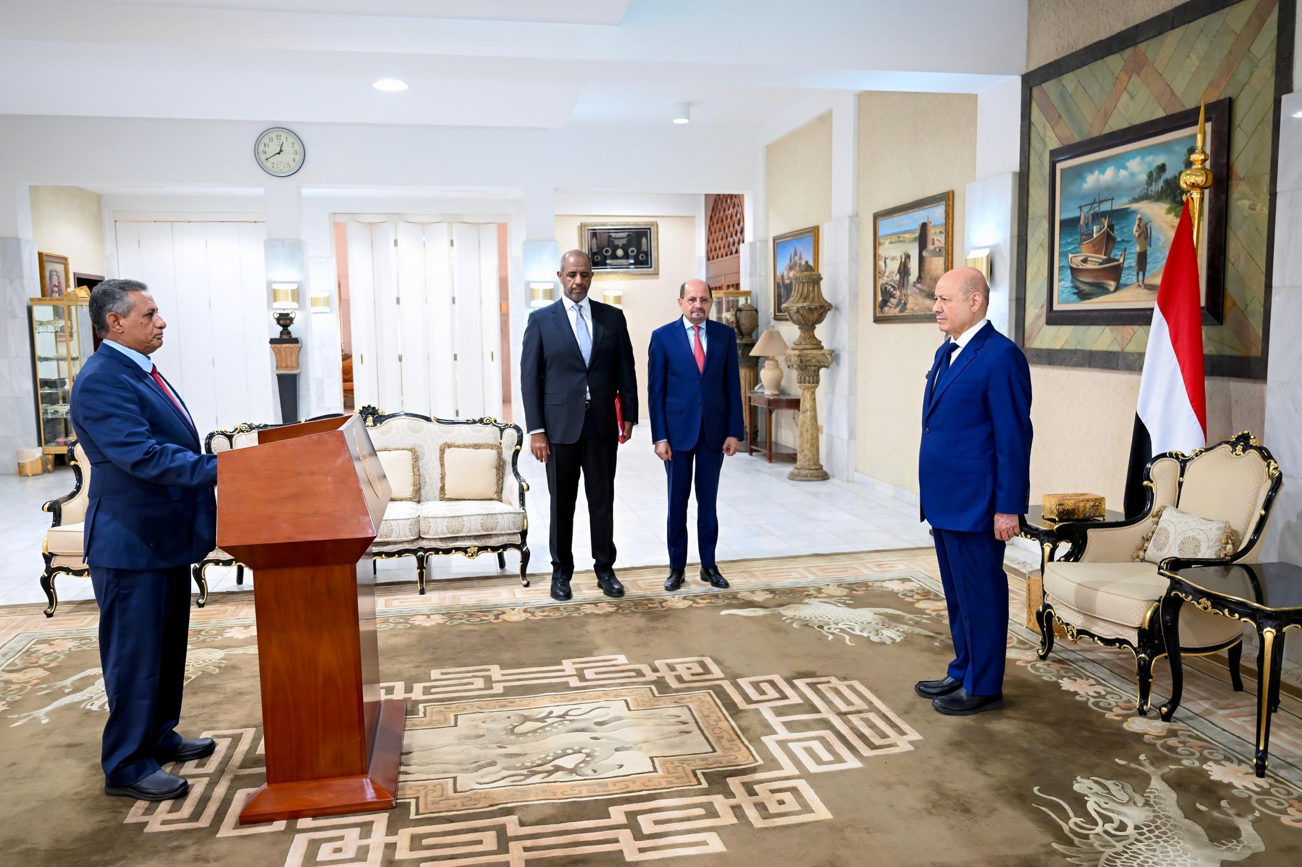 وزير التعليم العالي والبحث العلمي يؤدي اليمين الدستوري امام رئيس مجلس القيادة الرئاسي 1