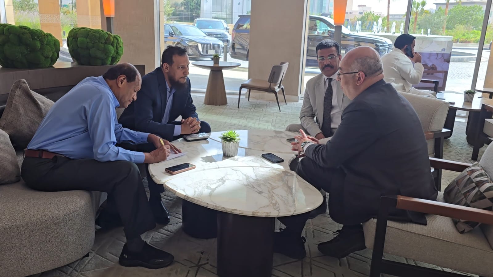 وزير الدولة محافظ عدن يبحث مع اليونسكو تعزيز التعاون ودعم قطاعي التعليم والثقافة 1