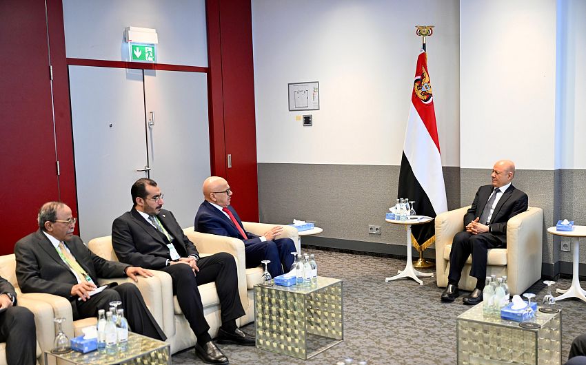 رئيس مجلس القيادة يؤكد اهمية الزخم الخليجي لبناء مؤسسات الدولة وإنهاء الانقلاب 1