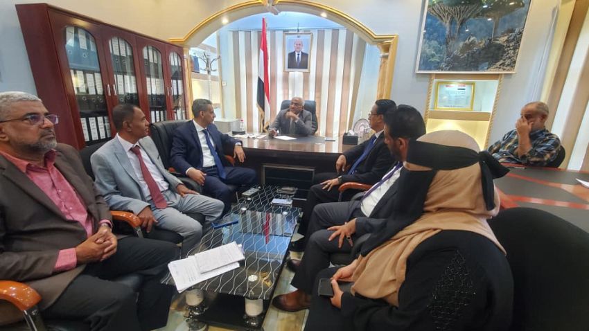 وزير الإدارة المحلية يترأس اجتماعاً موسعاً بقيادة وموظفي الوزارة في عدن 1