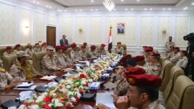 وزير الدفاع يترأس اجتماعاً موسعاً بقيادات الهيئات والمناطق العسكرية في عدن 2