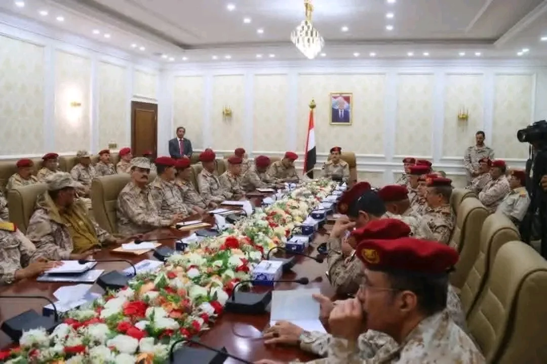 وزير الدفاع يترأس اجتماعاً موسعاً بقيادات الهيئات والمناطق العسكرية في عدن 1