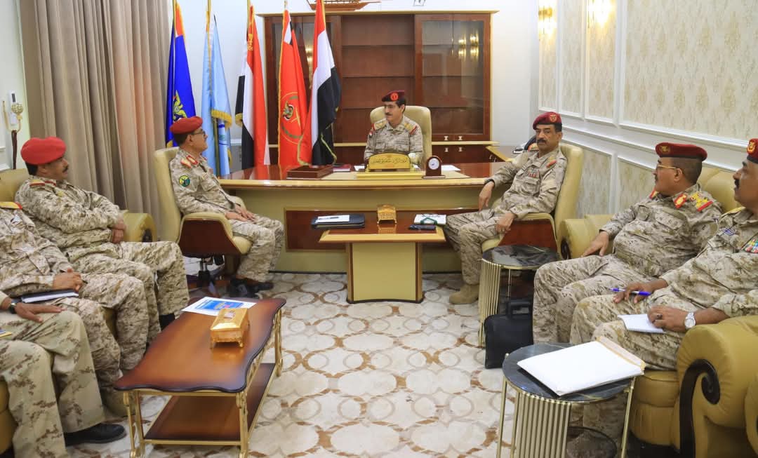 وزير الدفاع يشدد على تفعيل الرقابة والتفتيش وتعزيز العمل الاستخباري 1