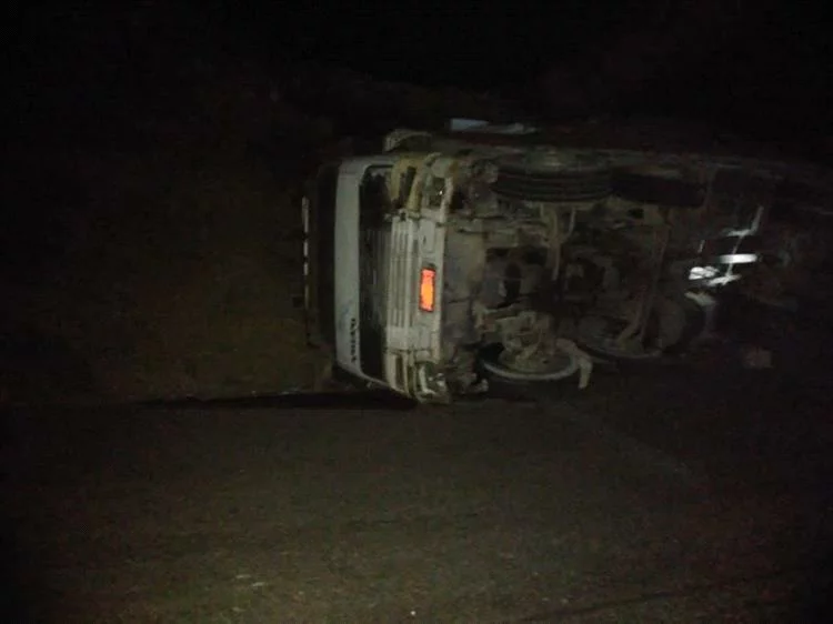 حادث انقلاب قاطرة يعطل السير في خط القبيطة بمحافظة لحج 1