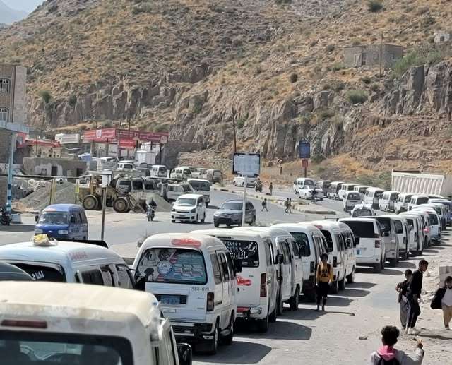 تعز تشهد وصول دفعة جديدة من الغاز المنزلي وسط طوابير ممتدة للمواطنين 1