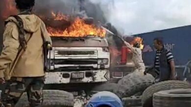 اندلاع حريق يلتهم شاحنات بميناء الحاويات بعدن 2