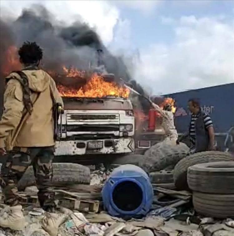 اندلاع حريق يلتهم شاحنات بميناء الحاويات بعدن 1