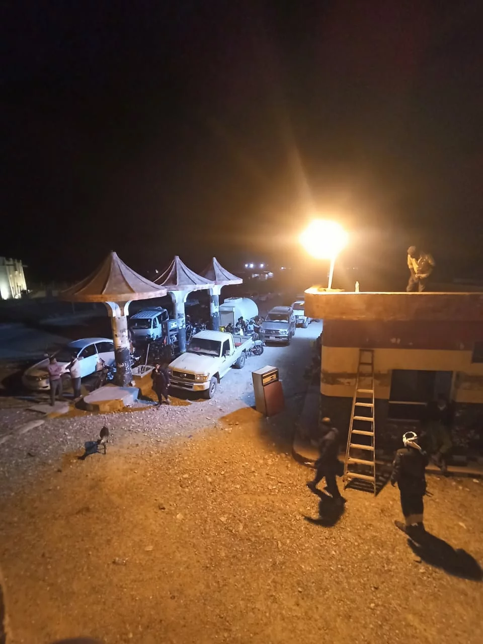 بجهود شركة النفط والبرنامج السعودي.. بدء بيع البنزين في محطات سقطرى 1