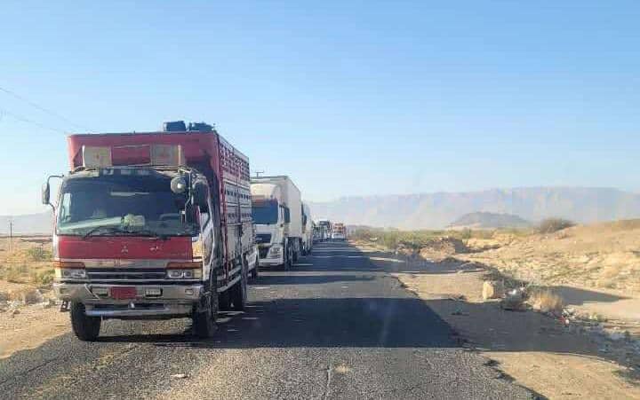 ازدحام مروري خانق في نقطة الفلج بين مأرب والبيضاء مع قرب رمضان 1