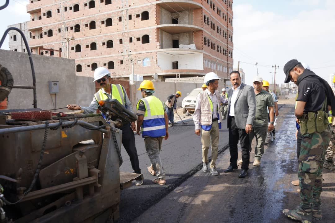 وزير الأشغال يدشن انطلاق أعمال إسفلت طريق التقنية إنماء في المنصورة بعدن 1