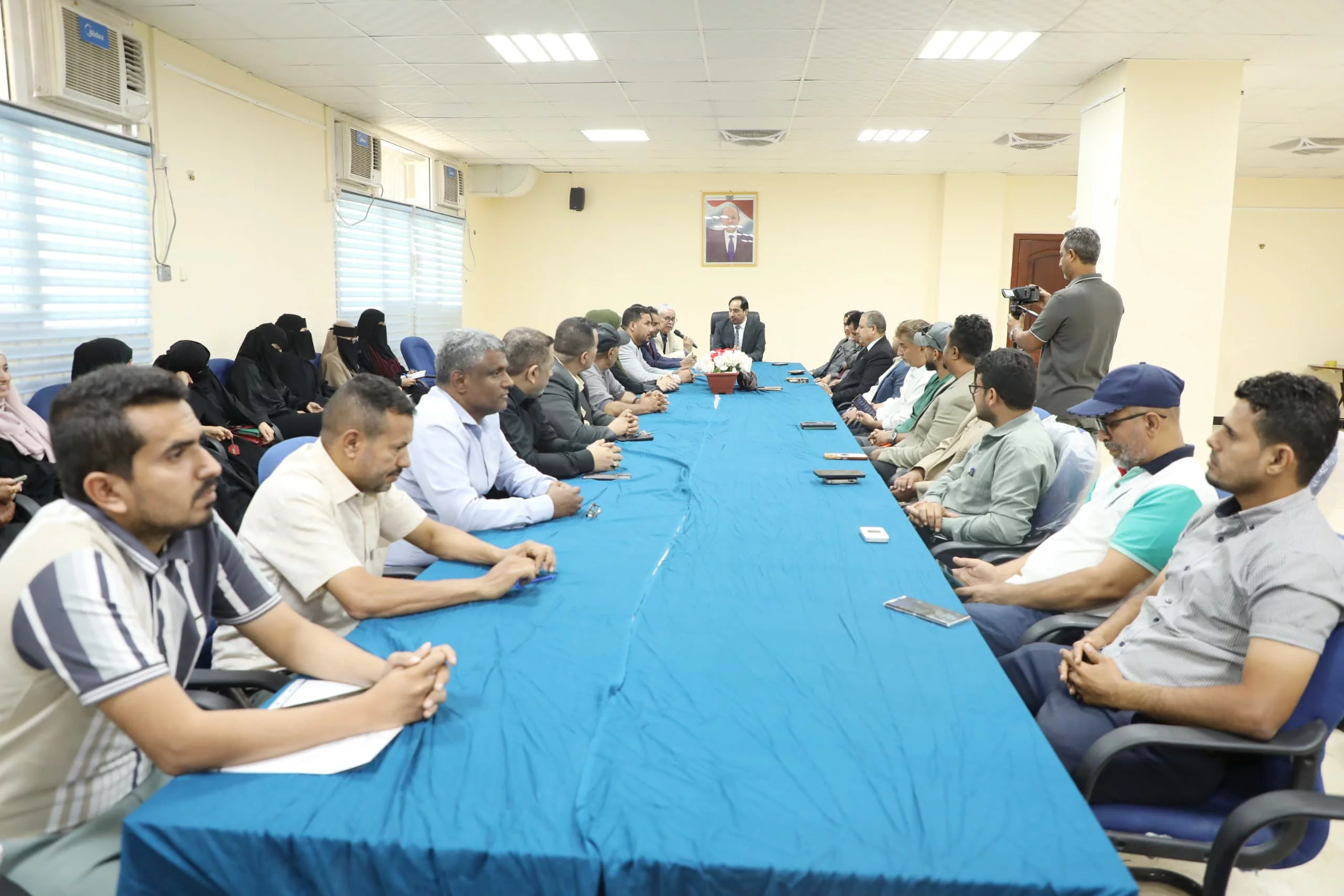 الوزير البكري يلتقي موظفي الديوان العام بعدن ويستعرض أولويات المرحلة المقبلة 1