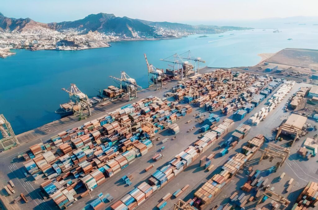 ميناء عدن يشق طريقه نحو الريادة مجدداً عبر شراكة صينية استراتيجية