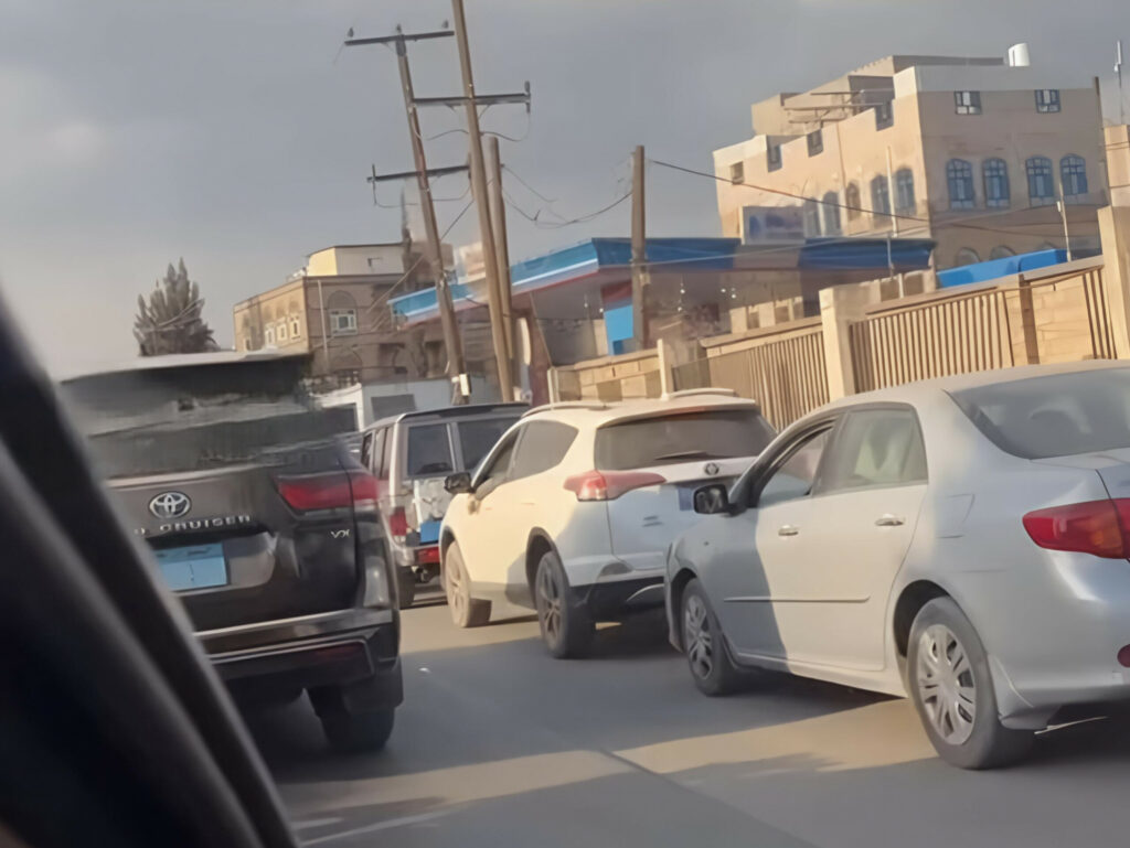 صنعاء تتوقف.. أزمة بنزين مفاجئة تشل المدينة وطوابير لا تنتهي