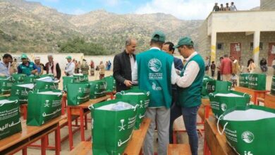 مركز الملك سلمان للإغاثة يوزع قسائم الكسوة الشتوية بمديرية القبيطة في لحج 10