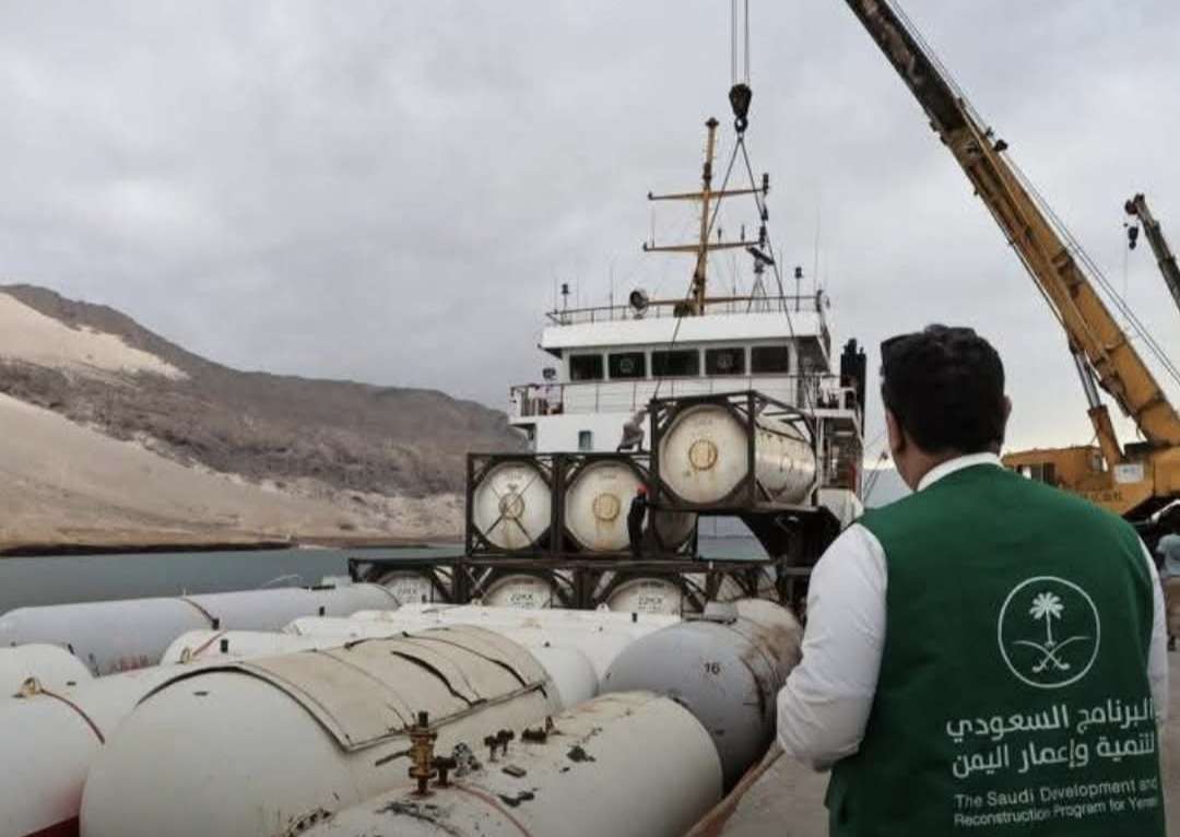 سقطرى تتلقى أول دفعة غاز منزلي.. خطوة سعودية لتخفيف معاناة السكان 1