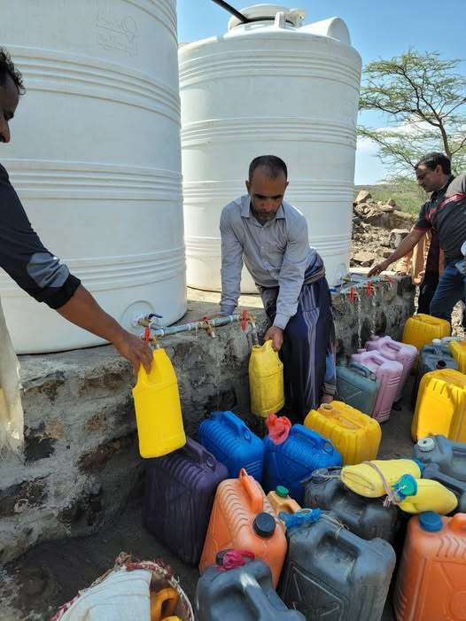 تعز تغرق في عطش خانق.. مشاريع حيوية معلقة والسياسة تثقل كاهل السكان 1