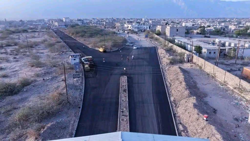 أبين.. مشروع سفلتة وتعبيد شوارع في لودر يعيد الحياة بعد سنوات من التهميش 1