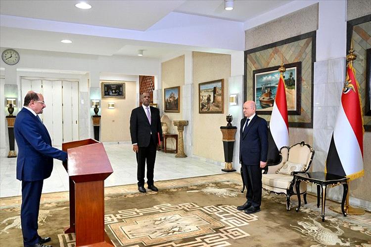 رئيس واعضاء الحكومة يؤدون اليمين الدستورية امام رئيس مجلس القيادة الرئاسي 1