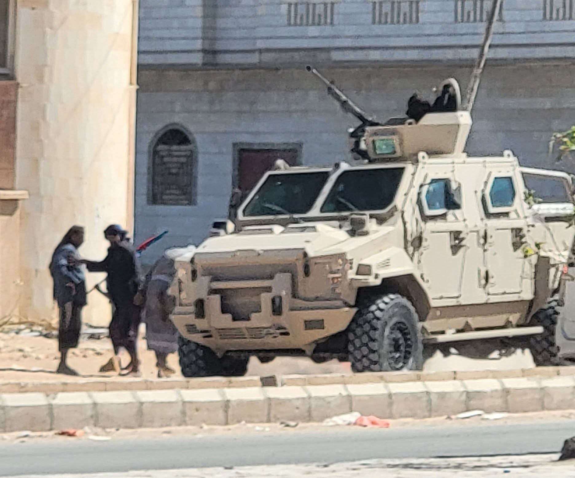 مواجهات مسلحة وجرحى في عتق خلال محاولة منع تظاهرة سياسية 1