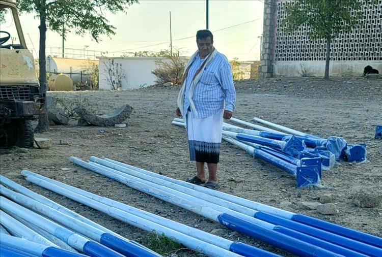 لودر تضيء شوارعها بدعم العميد ناصر عبدربه.. دفعة جديدة من أعمدة الإنارة تصل المدينة 1