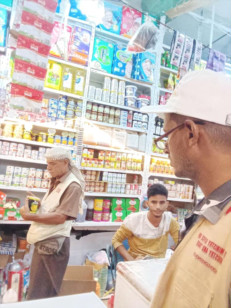 مكتب الصناعة والتجارة بخورمكسر يشدد الرقابة على الأسواق ويضبط المخالفات التموينية 1