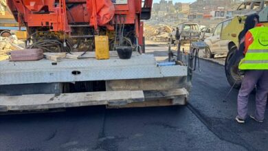 مشروع إسفلتي طارئ في يافع بدعم حكومي لتحسين انسيابية المرور 3