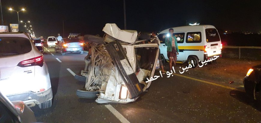 حادث مروري يوقف حركة السيارات في الخط البحري بعدن ويشعل حالة من الازدحام! 1