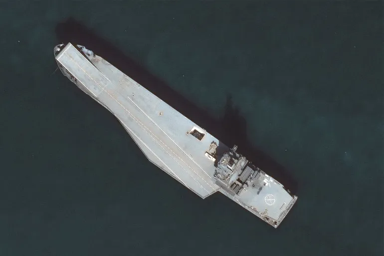 بالصور.. الأقمار الصناعية تكشف تموضع حاملة مسيّرات إيرانية قرب مضيق هرمز 1