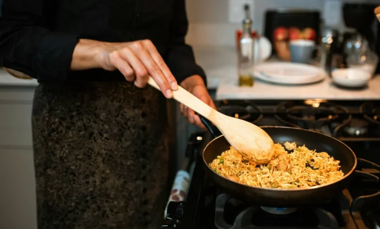 هل يتحول الأرز المعاد تسخينه إلى “سمّ صامت”؟ الحقيقة التي لا يعرفها كثيرون! 4