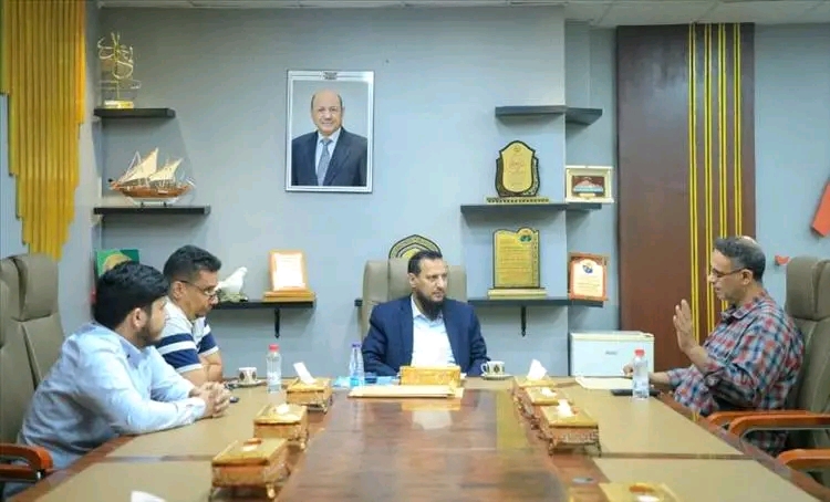 وزير الدولة محافظ عدن يناقش تطوير خدمات البريد 1