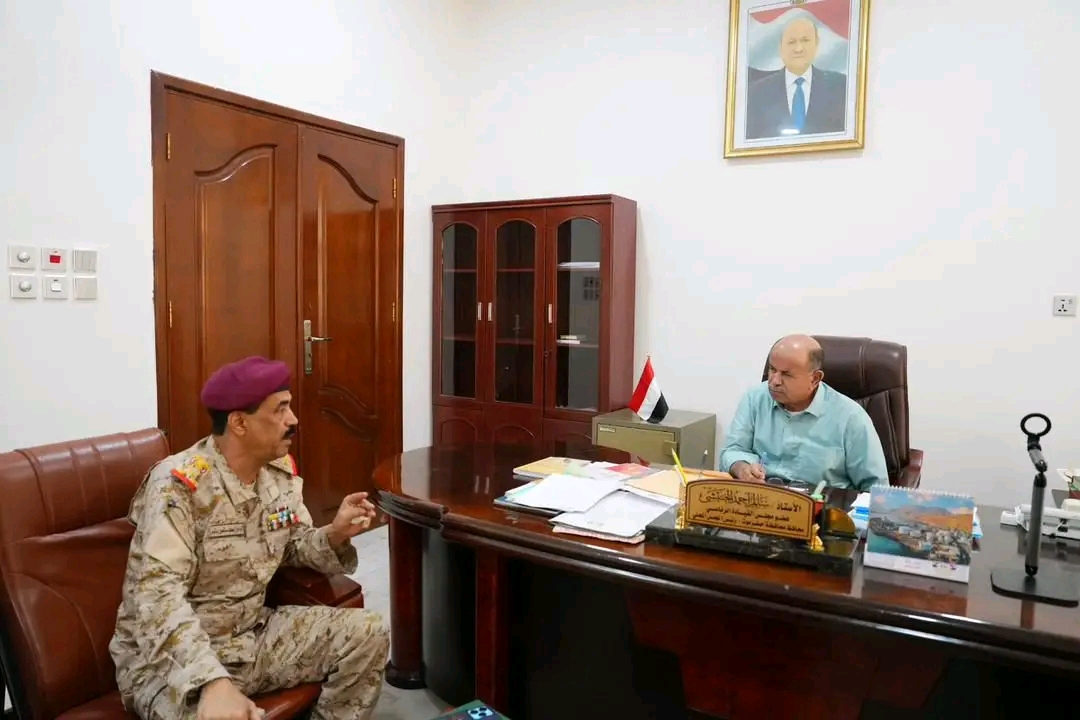 الخنبشي يناقش انتشار القوات بالمحافظة واستقرار المشتقات النفطية بساحل حضرموت 1