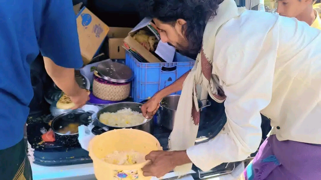 أحور تجسد الكرم اليمني.. أهالي أبين يفتحون بيوتهم للمسافرين العالقين وسط السيول 1