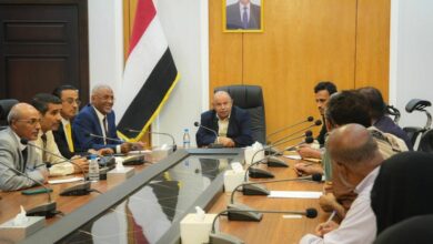 عضو مجلس القيادة الرئاسي محافظ حضرموت يترأس اجتماعاً استثنائياً للمكتب التنفيذي 2