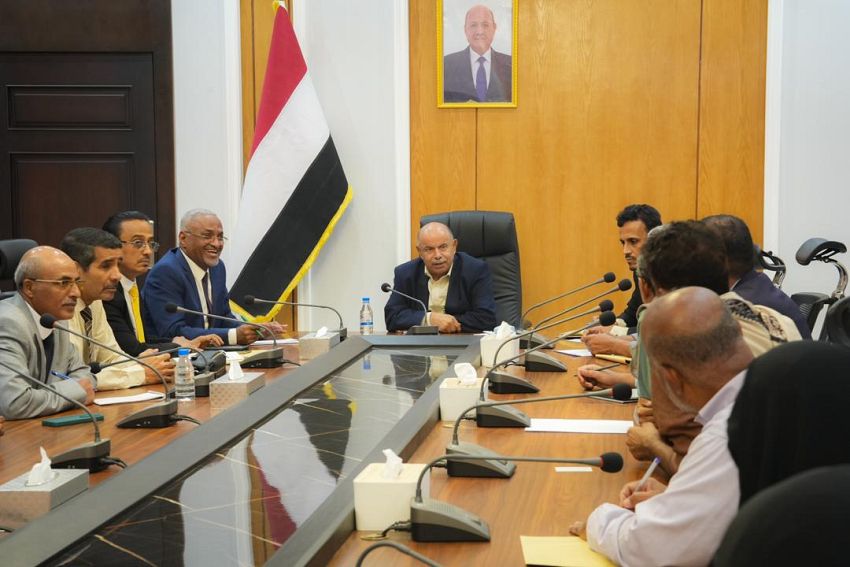 عضو مجلس القيادة الرئاسي محافظ حضرموت يترأس اجتماعاً استثنائياً للمكتب التنفيذي 1