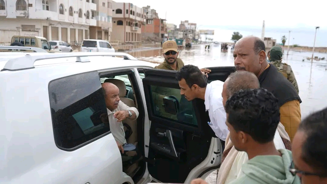 عضو مجلس القيادة محافظ حضرموت يتفقد أحوال المواطنين بالمكلا بعد الأمطار الغزيرة 1