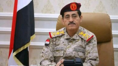 انفراجة مرتقبة.. وزير الدفاع يعلن بدء تسوية عادلة لمرتبات العسكريين في عدن ومأرب وتعز 3