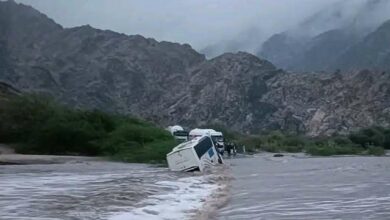 كارثة بأبين.. السيول تجرف باص ركاب في المحفد ومصير الركاب غامض 3