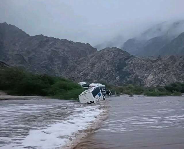 كارثة بأبين.. السيول تجرف باص ركاب في المحفد ومصير الركاب غامض 1
