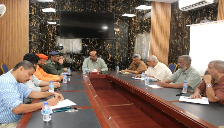 المكلا تستنفر لمواجهة المنخفض الجوي.. اجتماع طارئ وإجراءات عاجلة على الأرض 1