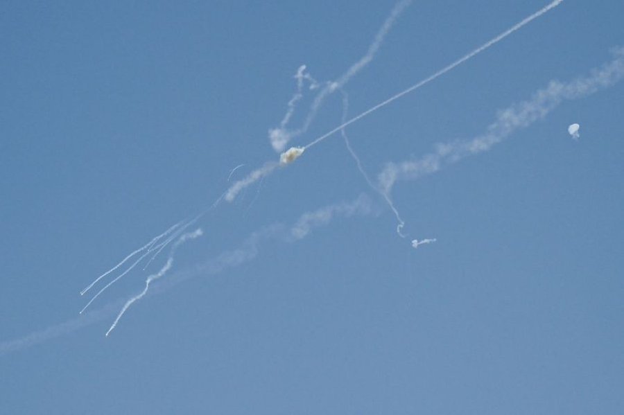 الدفاعات الجوية الإماراتية تتصدى لـ4 صواريخ باليستية و26 طائرة مسيرة 1