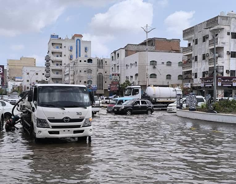 كارثة بيئية في عدن.. اختلاط مياه الأمطار بالصرف الصحي يثير مخاوف صحية ومطالبات بتدخل عاجل 1