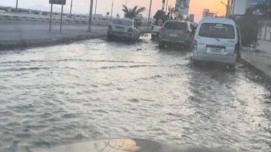 طفح مياه الصرف الصحي يغرق كورنيش ريمي في المنصورة بعدن ويثير مخاوف المواطنين 4